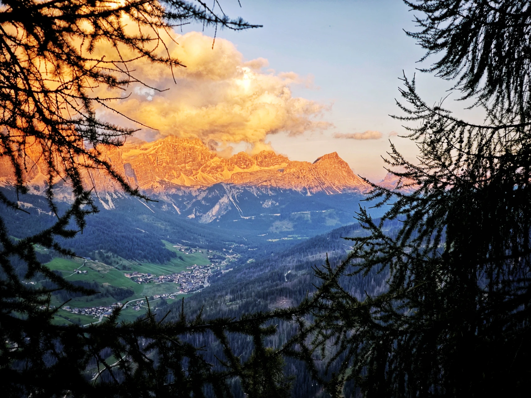 Enrosadira on the Fanes: the dolomite turns pink at sunset