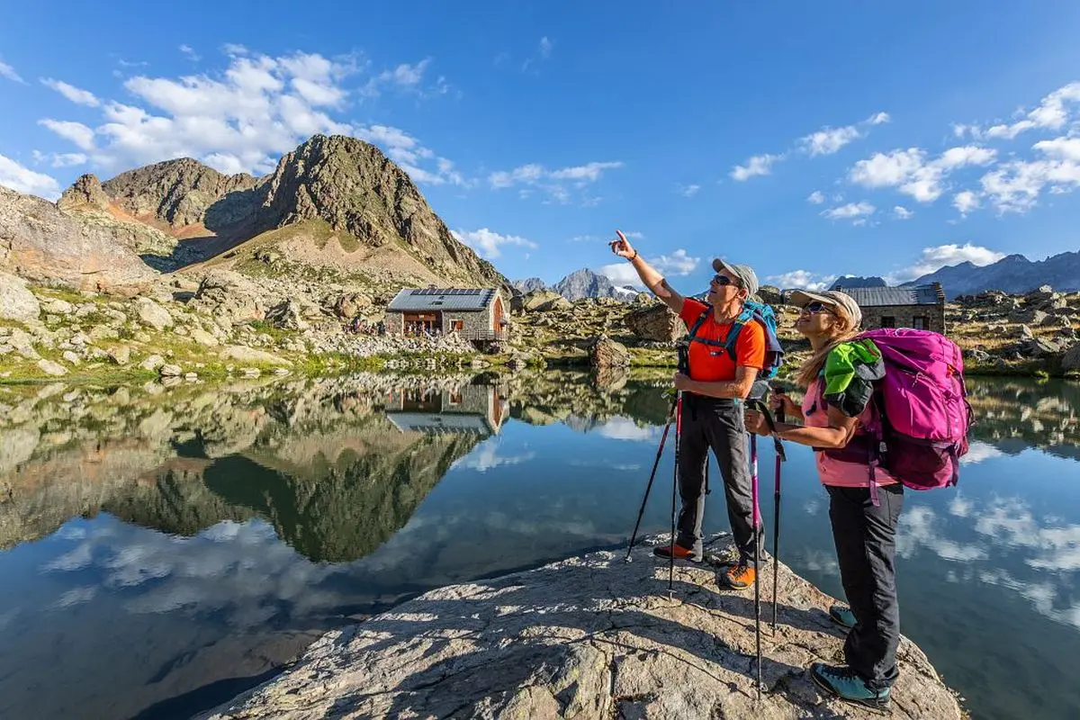 Vallonpierre Refuge and Lake - Photo: Thibaut Blais, Écrins National Park