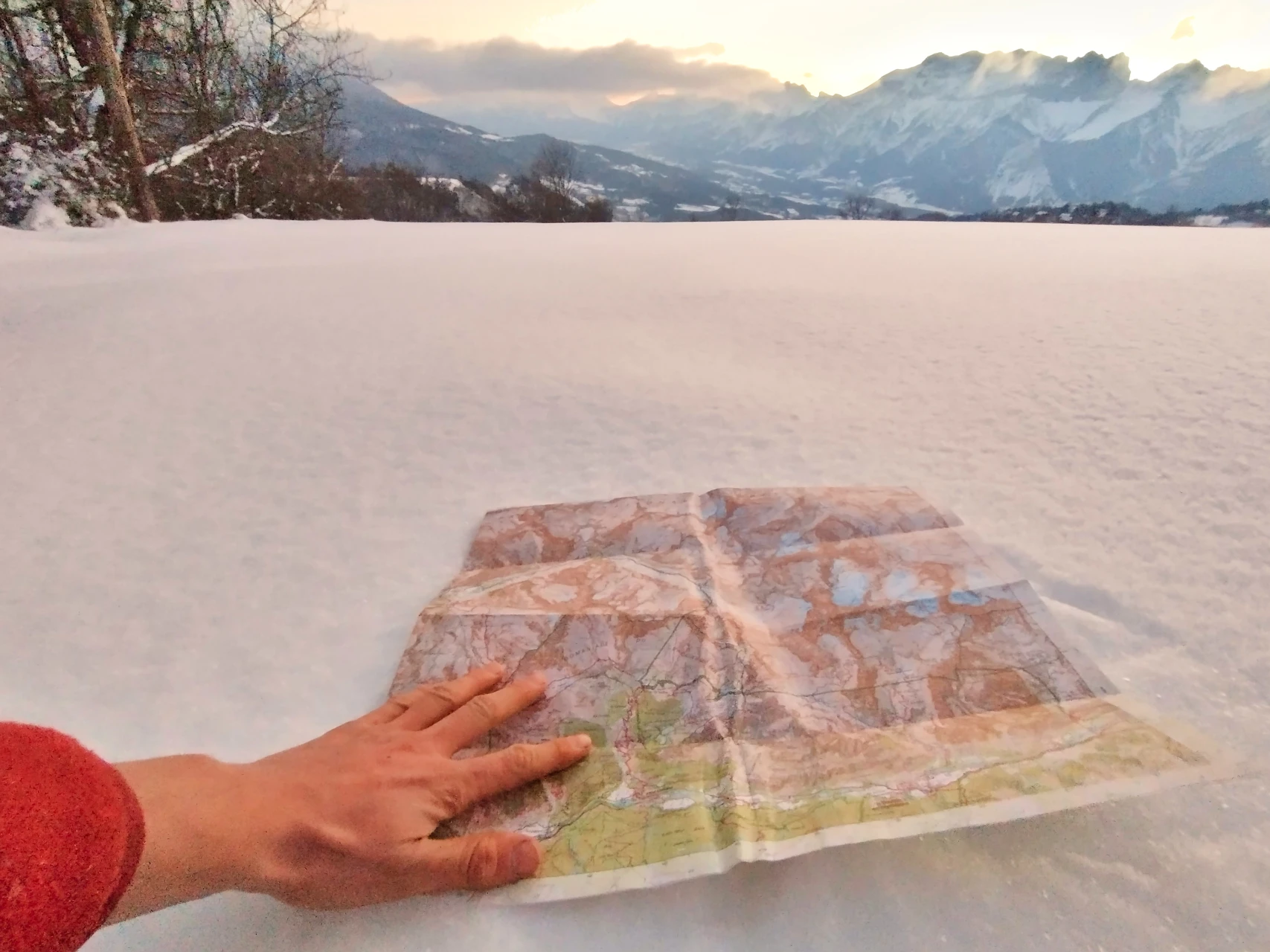 A plateau in the Champsaur under snow. The trail is somewhere under our feet: map and compass take over the moment the waymarking disappears.