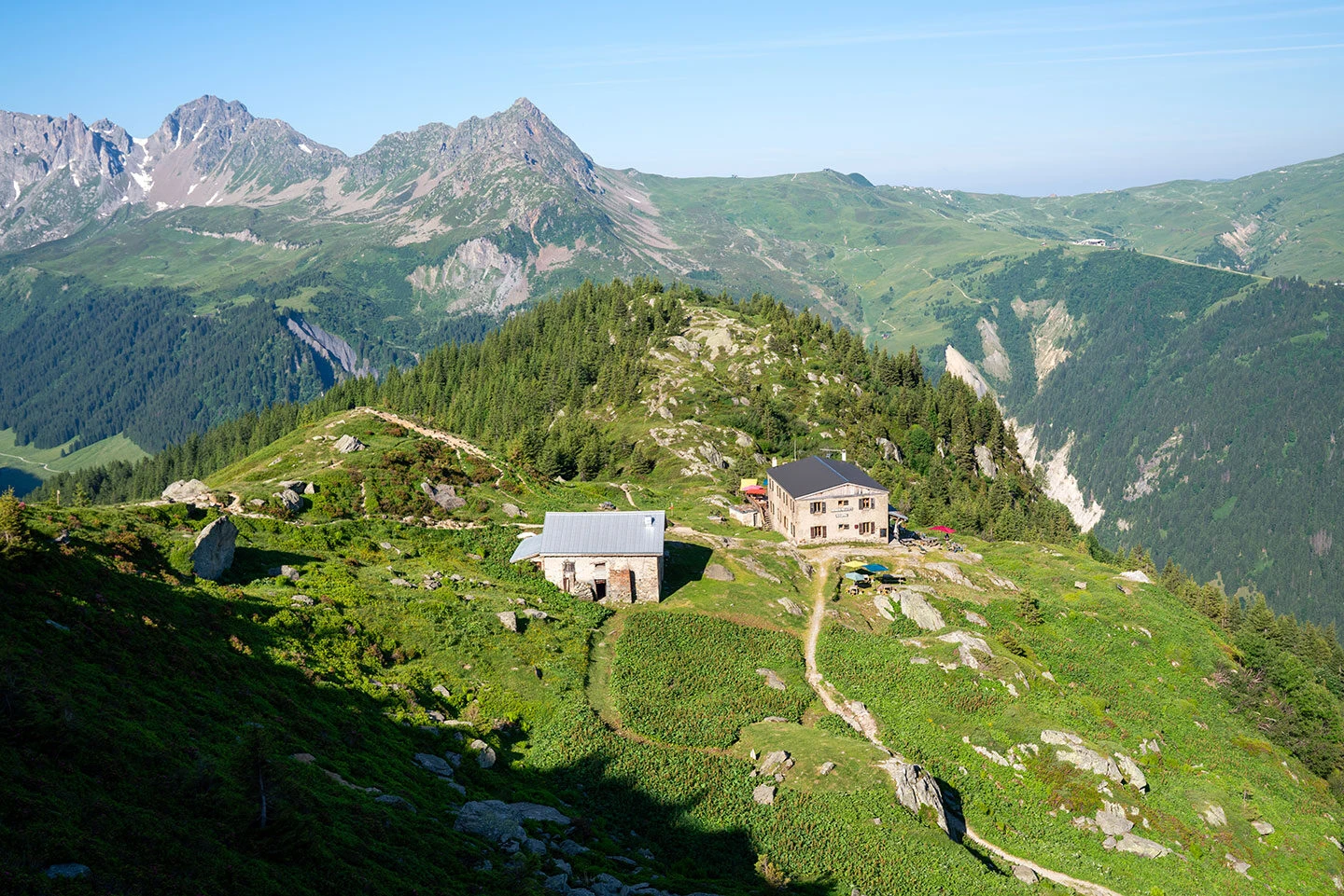 Refuge de Tré-la-Tête above the Val Montjoie
