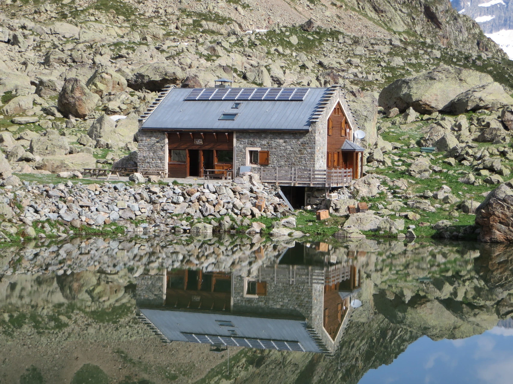 The Vallonpierre refuge and its lake