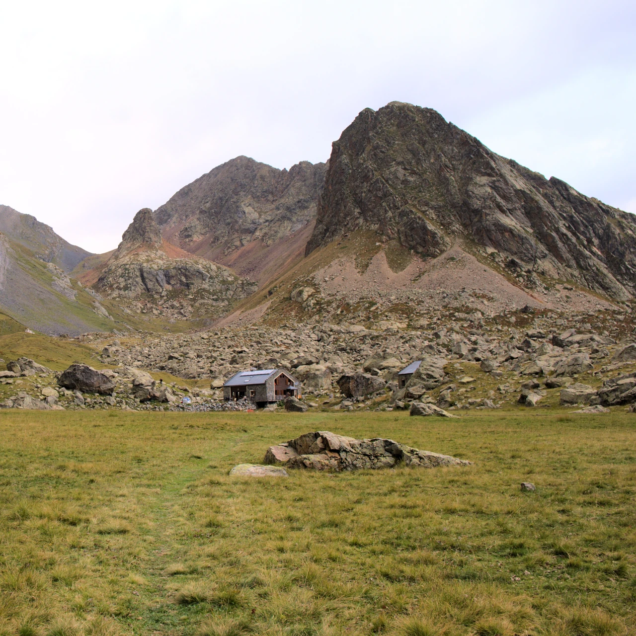 The Refuge de Vallonpierre and its lake, under the Sirac