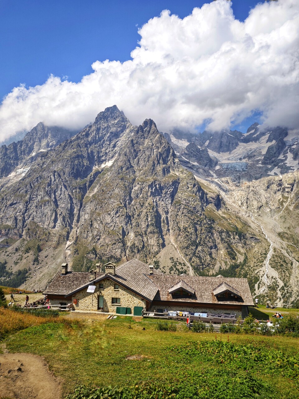 Refuge Walter Bonatti facing Pointe Walker - Mont-Blanc