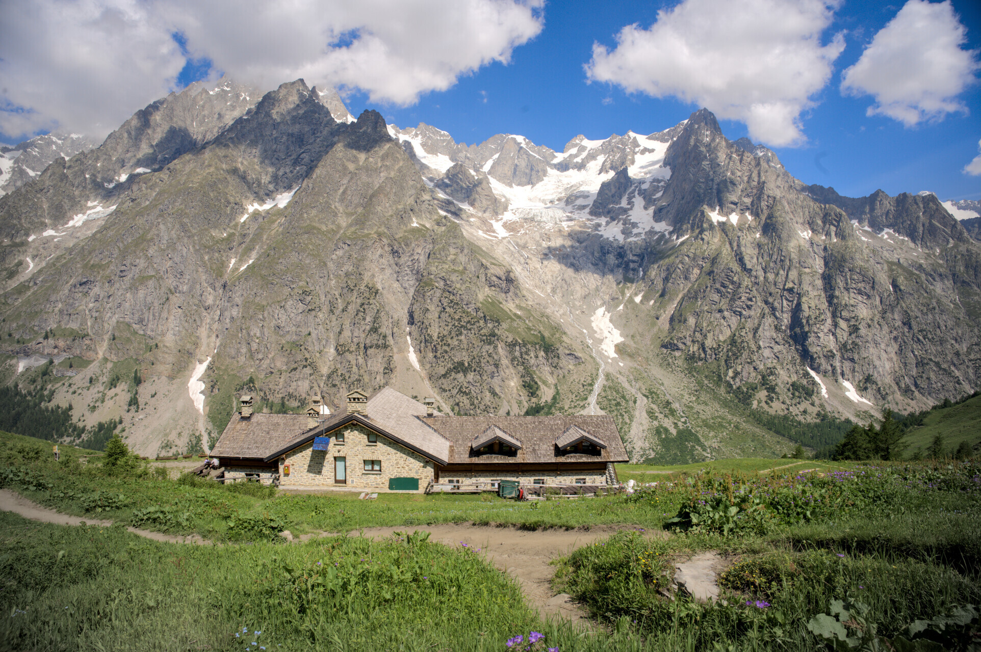Tour du Mont-Blanc mountain huts and lodging: map, stages and booking