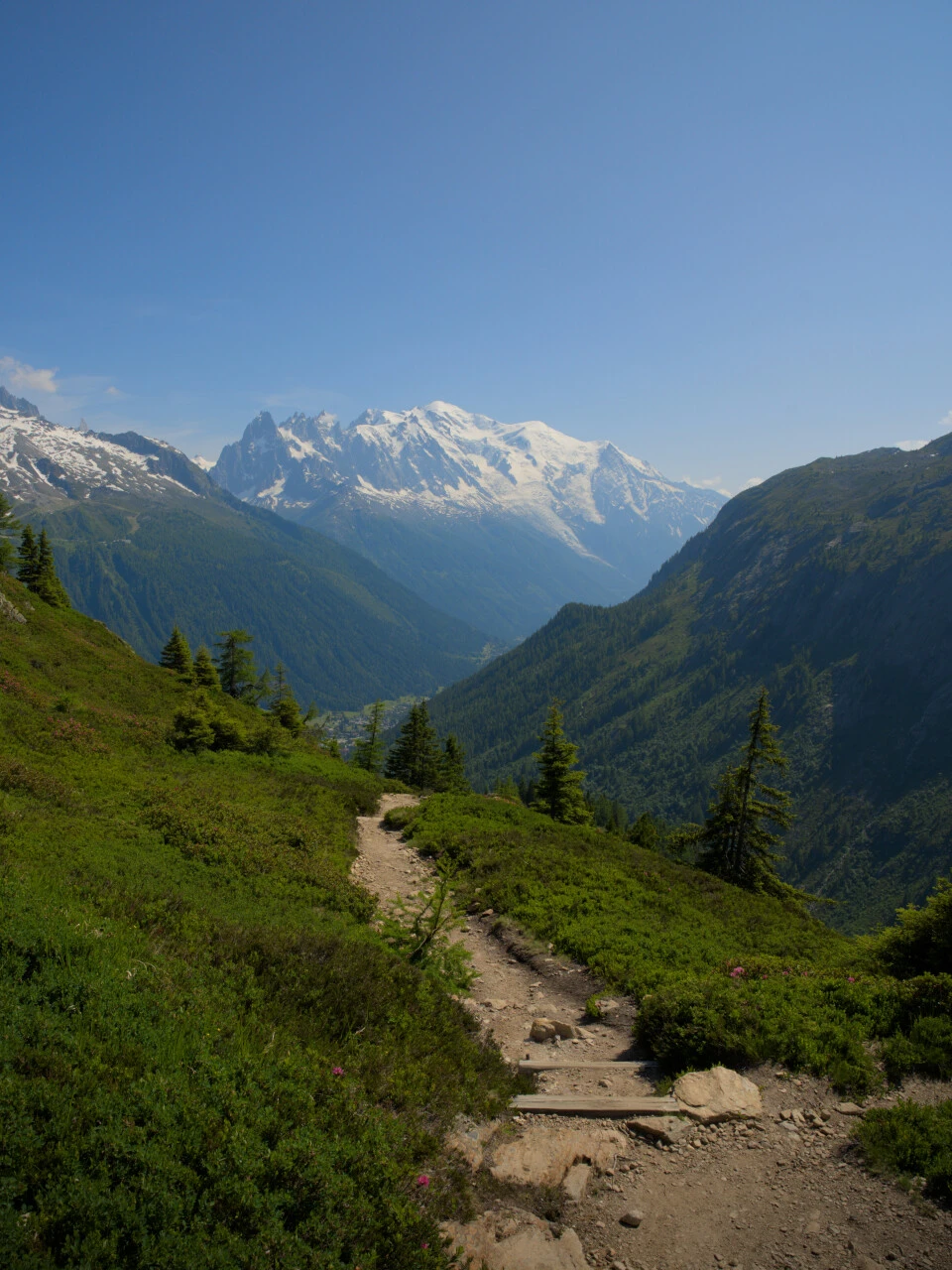 Descent of the balcony trail toward the Chamonix valley