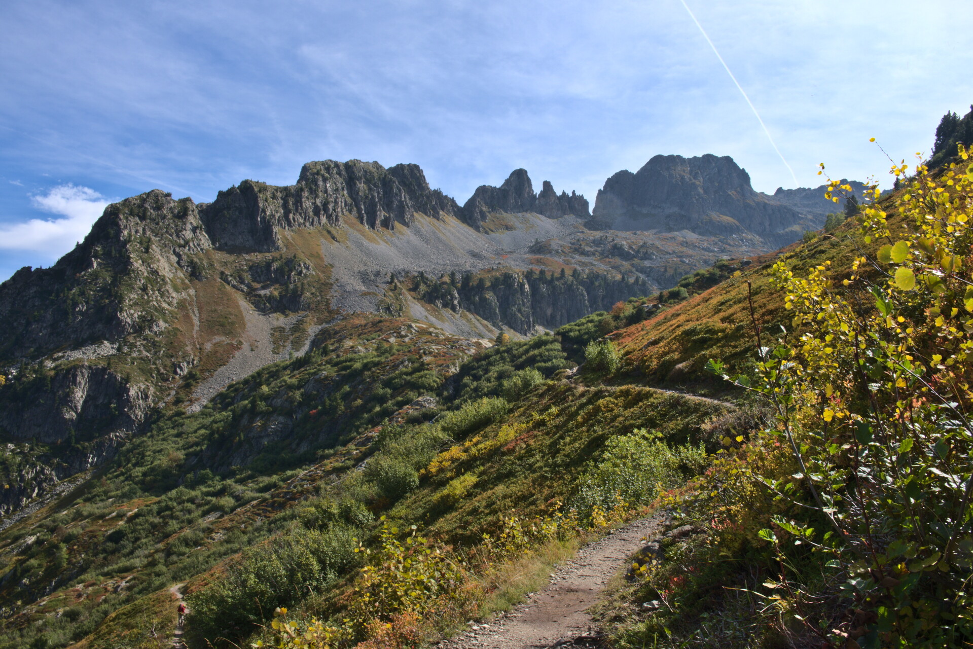 Hiking trail in the Écrins in the fall