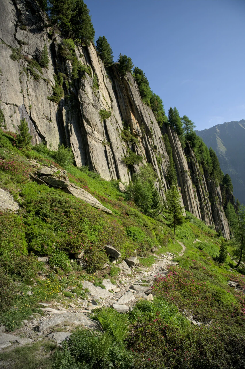Descending from the Fenêtre d'Arpette between granite columns